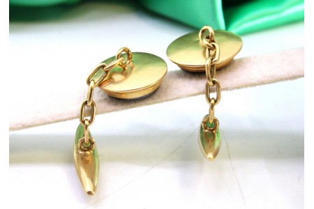 Botões de punho em ouro com figuras Índias em baixo relevo no centro.